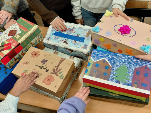 Schüler vom Gymnasium Ernestinum unterstützen Kinder und Familien mit Geschenken