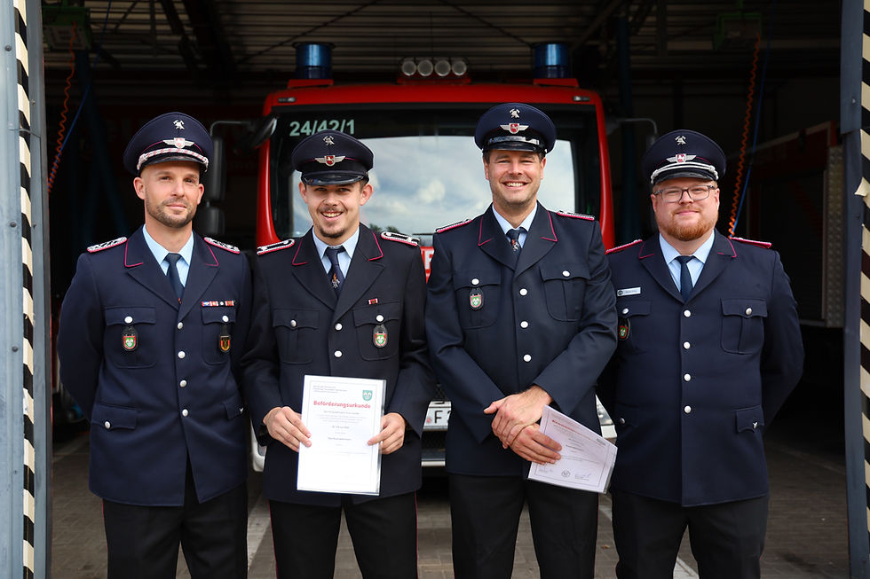 Beförderungen: Ortsbrandmeister Daniel Hitzig (r.) und sein Stellvertreter Marcel Lucan (l.) gratulierten Timm Jandke (2.v.l.) und Guido Bodenbinder (3.v.l.)
