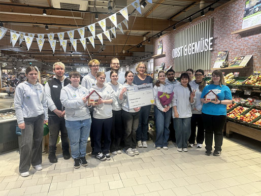 Auszubildende von Edeka Cramer in Aktion fürs Hospiz