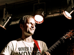 Kiwi Dream Folk live in Celle: Mathew James White am 9. Mai 2026 in Kunst & Bühne