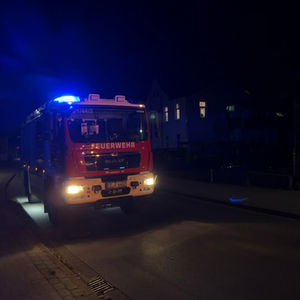 Feuerwehrauto bei Nacht