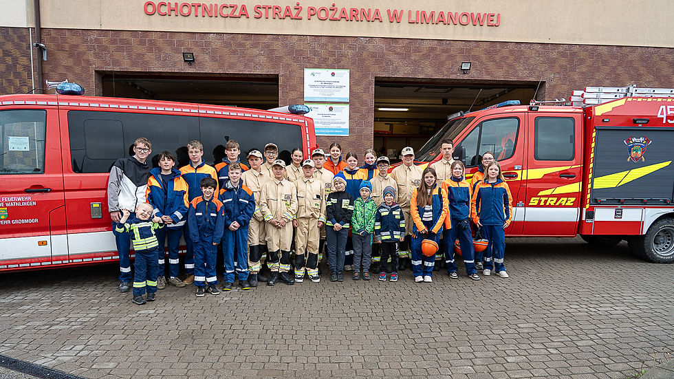 Gruppe Menschen posiert mit Feuerwehrautop