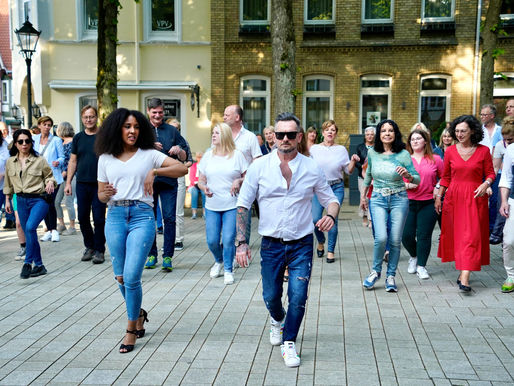 Erfolgreiches Tanzen auf dem Brandplatz endet mit Live-Musik