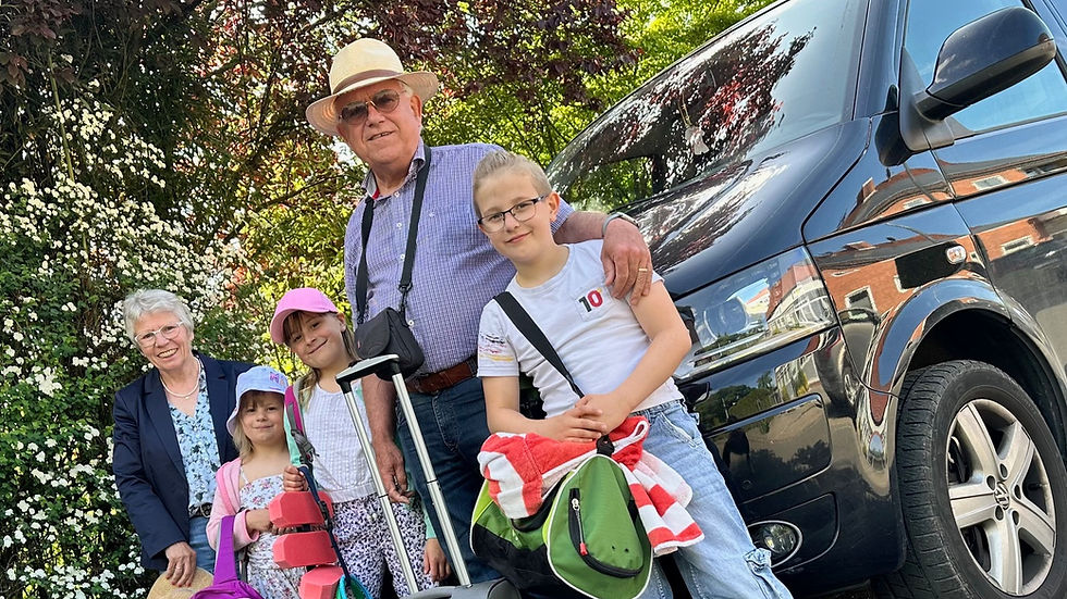 Großeltern mit Kindern