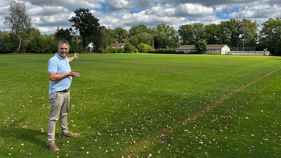 Mann präsentiert Rasen