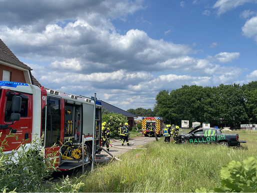 Wathlingen: PKW brennt unter Carport - Feuer droht auf das Gebäude überzugreifen