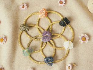 Curiosidades do mundo holístico: o que ninguém te conta sobre energia, leituras e conexão