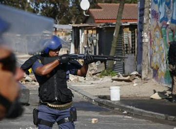 SOUTH AFRICA - Army deployed in poorest areas of Cape Town
