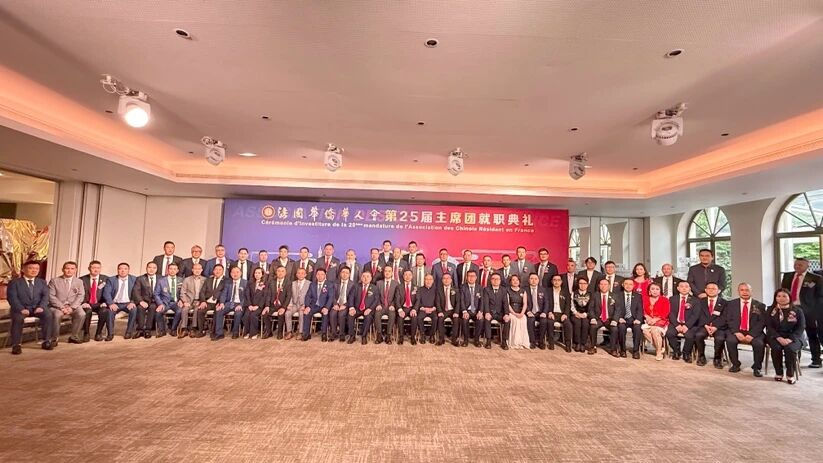 旅法侨界代表祝贺新一届主席团就职。