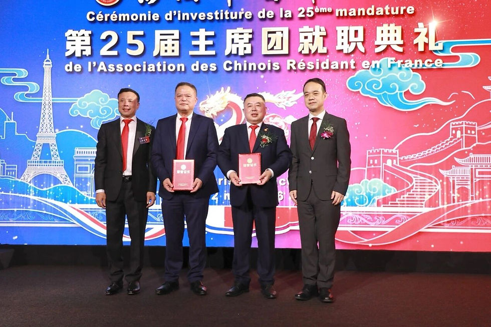 郑金标(中)向就任主席团主要成员颁发证书。