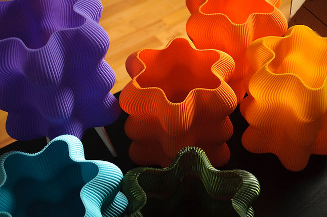 Tło nagłówka strony głównej przedstawiające różnorodne, kolorowe abażury marki Glow Harbor w odcieniach fioletu, pomarańczu i żółci.