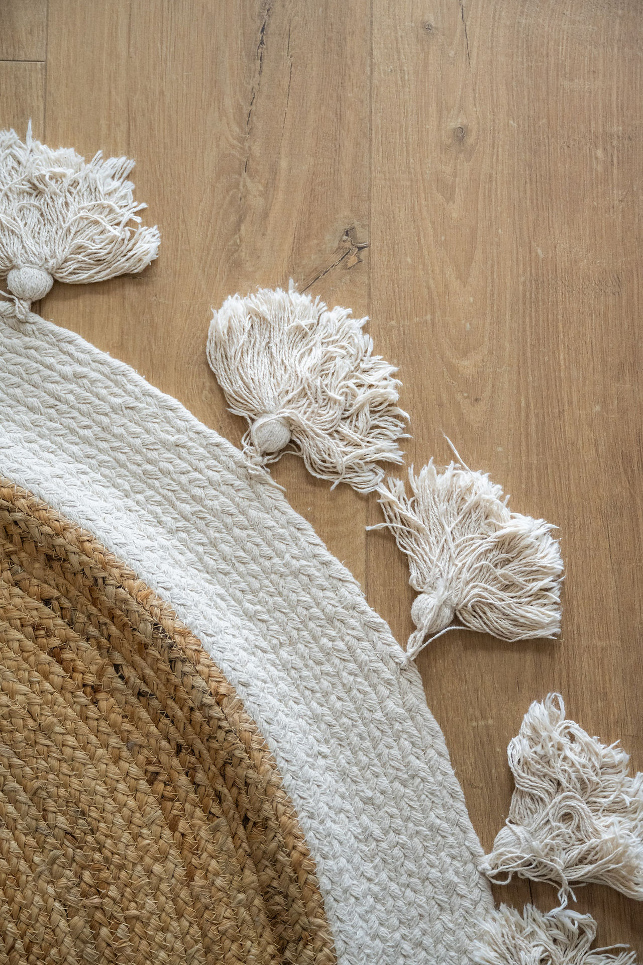 détail tapis bohème et parquet