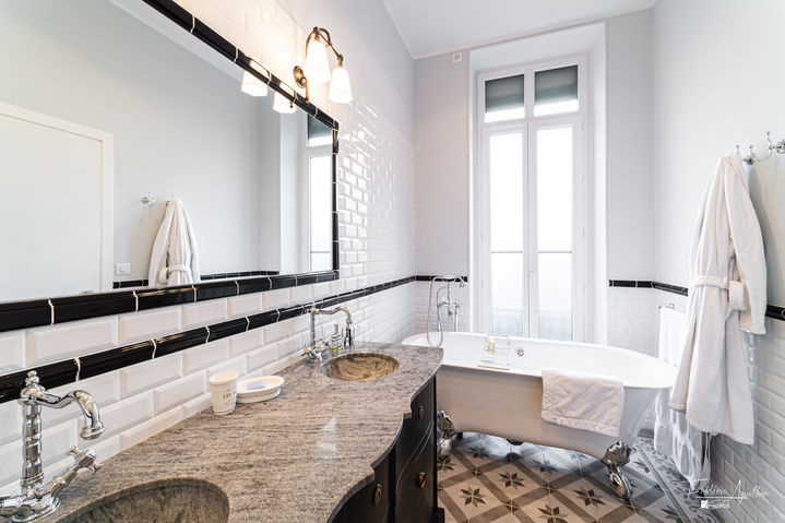 Salle de baignoire avec baignoire à l'ancienne.