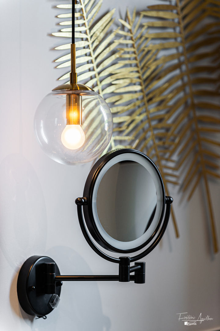 Salle de bain. Miroir et suspension en verre blanc