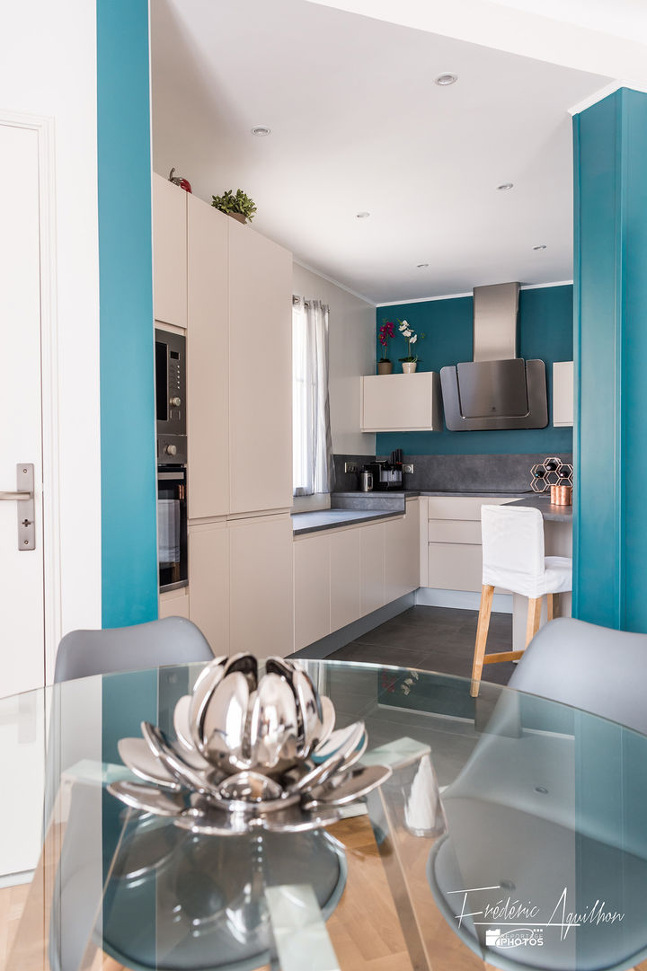 Bleu et blanc pour une cuisine lumineuse