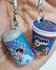 Chaveiros miniatura: lata de refrigerante e macarrão RUMI.