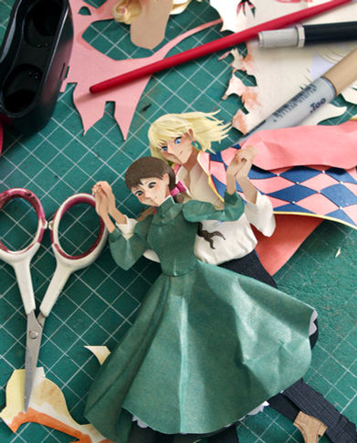 Figuras de papel de Sophie e Howl em esteira de corte.