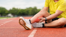 coureuse qui se tient le mollet car elle a une crampe