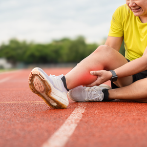 coureuse qui se tient le mollet car elle a une crampe