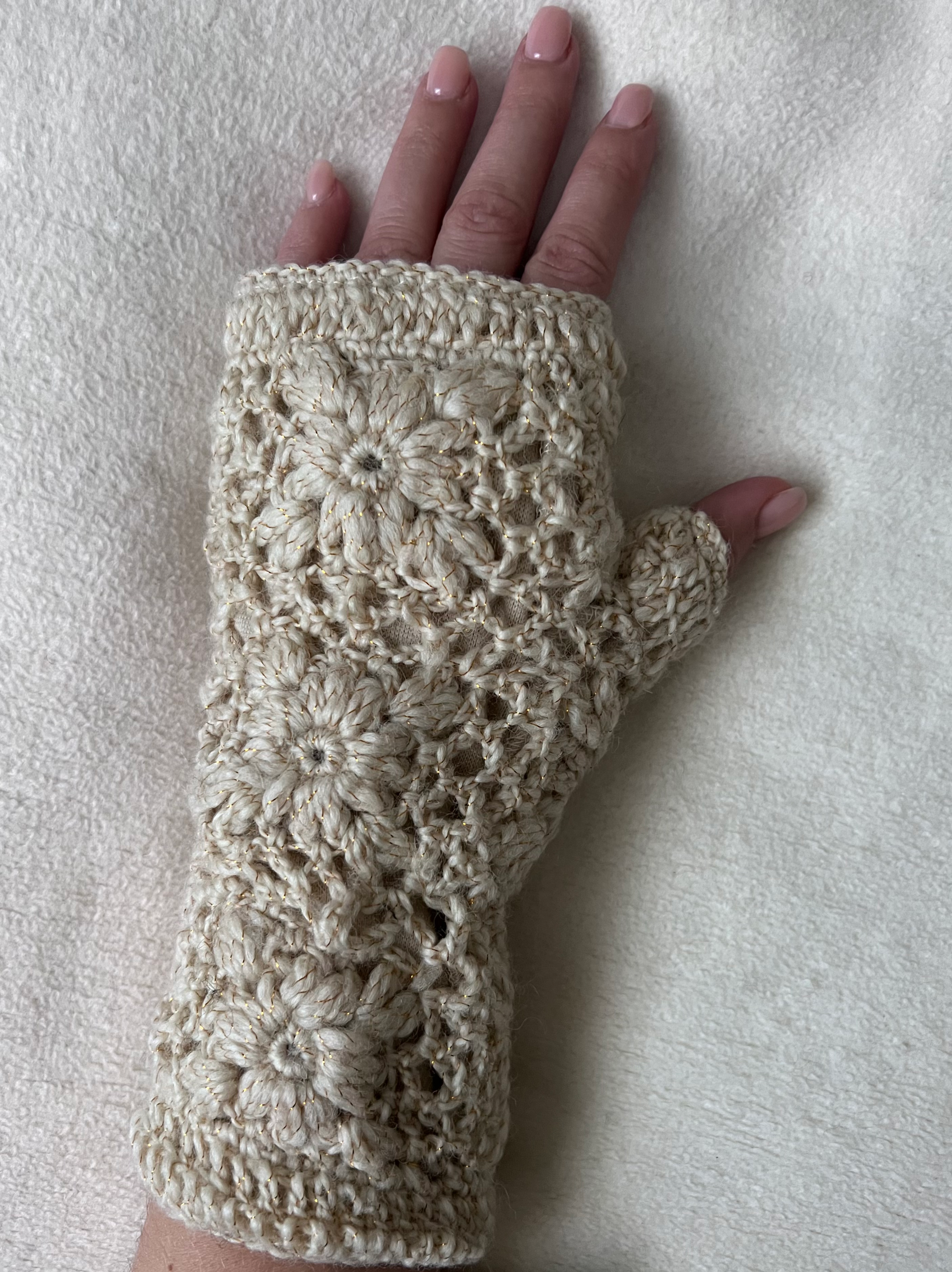 Hand Stulpen mit wunderschönen Blumenmuster mit einem Goldfaden versehen