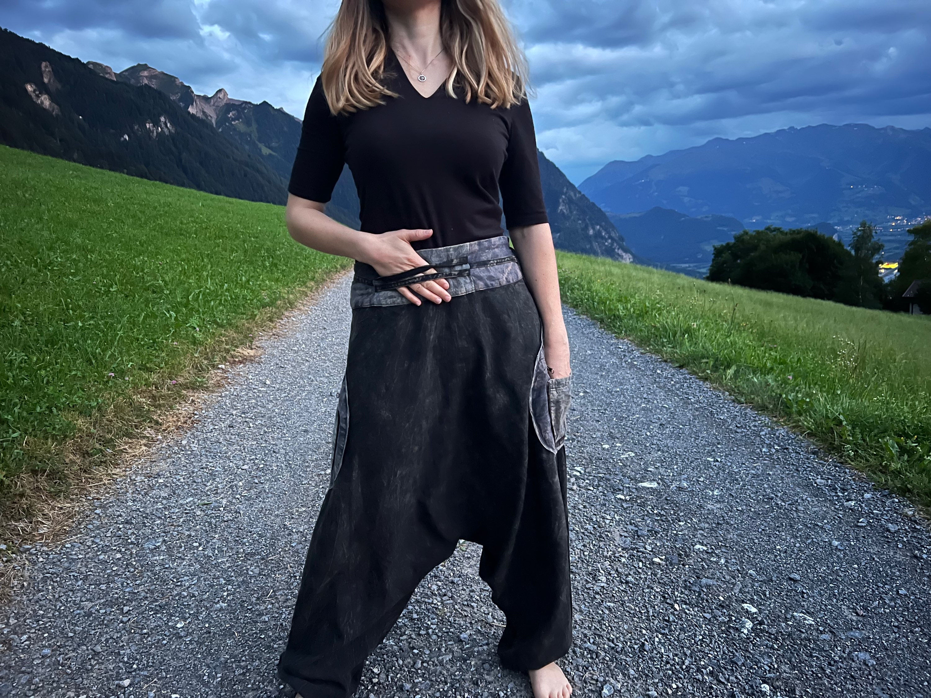 Airbrush Hose tiefgeschnitten aus angenehm dünnem Stoff mit Seitentaschen