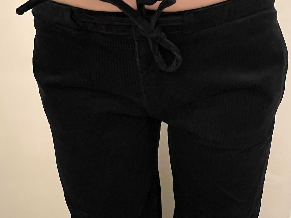 Miniaturbild: Braune Kordhose, perfekt um lange Beine in Szene zu setzen 🙌