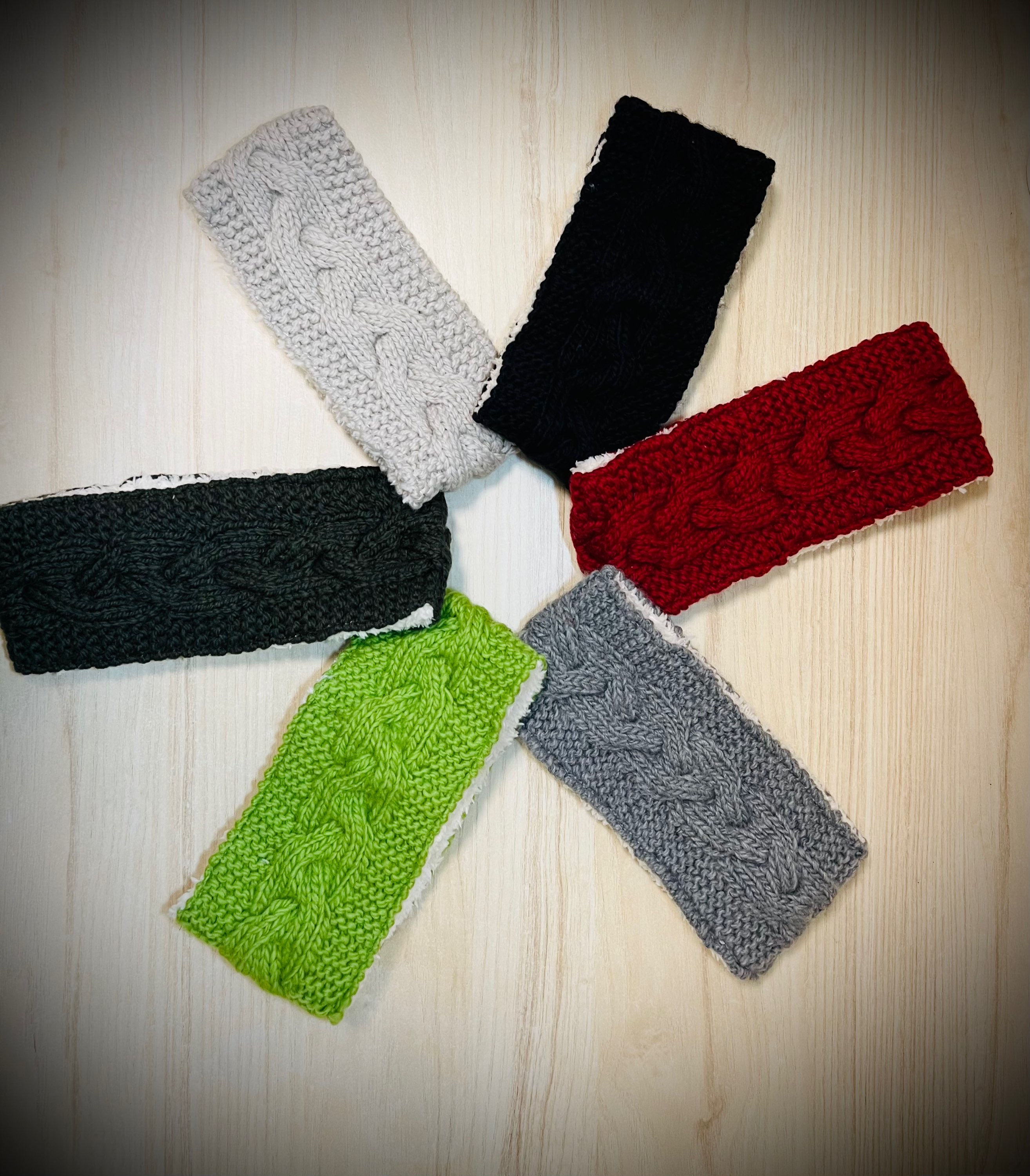 Flauschiges Stirnband mit Zopfmuster