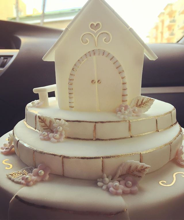 White little house 🏠_#oikoscakepops #fondant #handmade #white #gold #church #topper #special #party