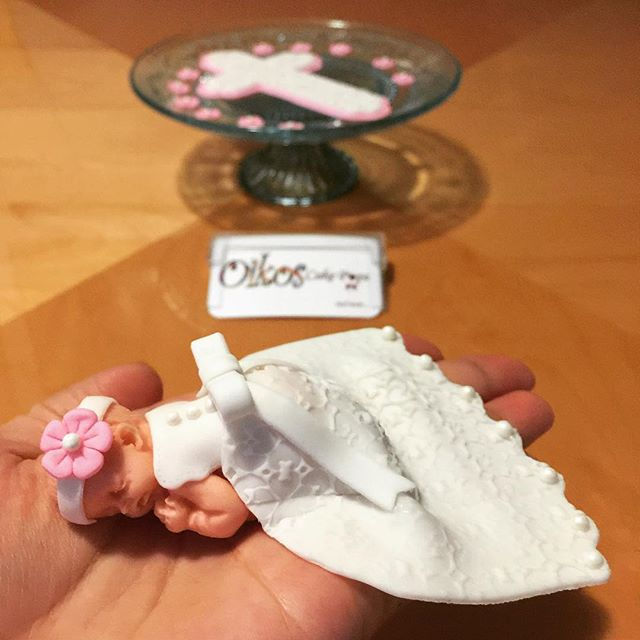 Cute baby girl 🌸_#oikoscakepops #fondant #fondantfigure #fondantdoll #caketopper #white #pink #whit