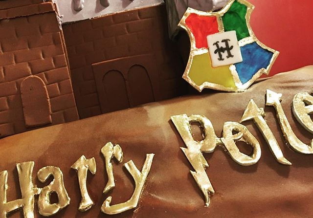 Harry Potter cake 🤓🏰_#oikoscakepops #chocolate #nutella #cake #nutellafrosting #harrypotter #minic
