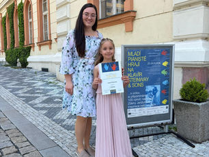 Mladí pianisté hrají na klavír Steiway