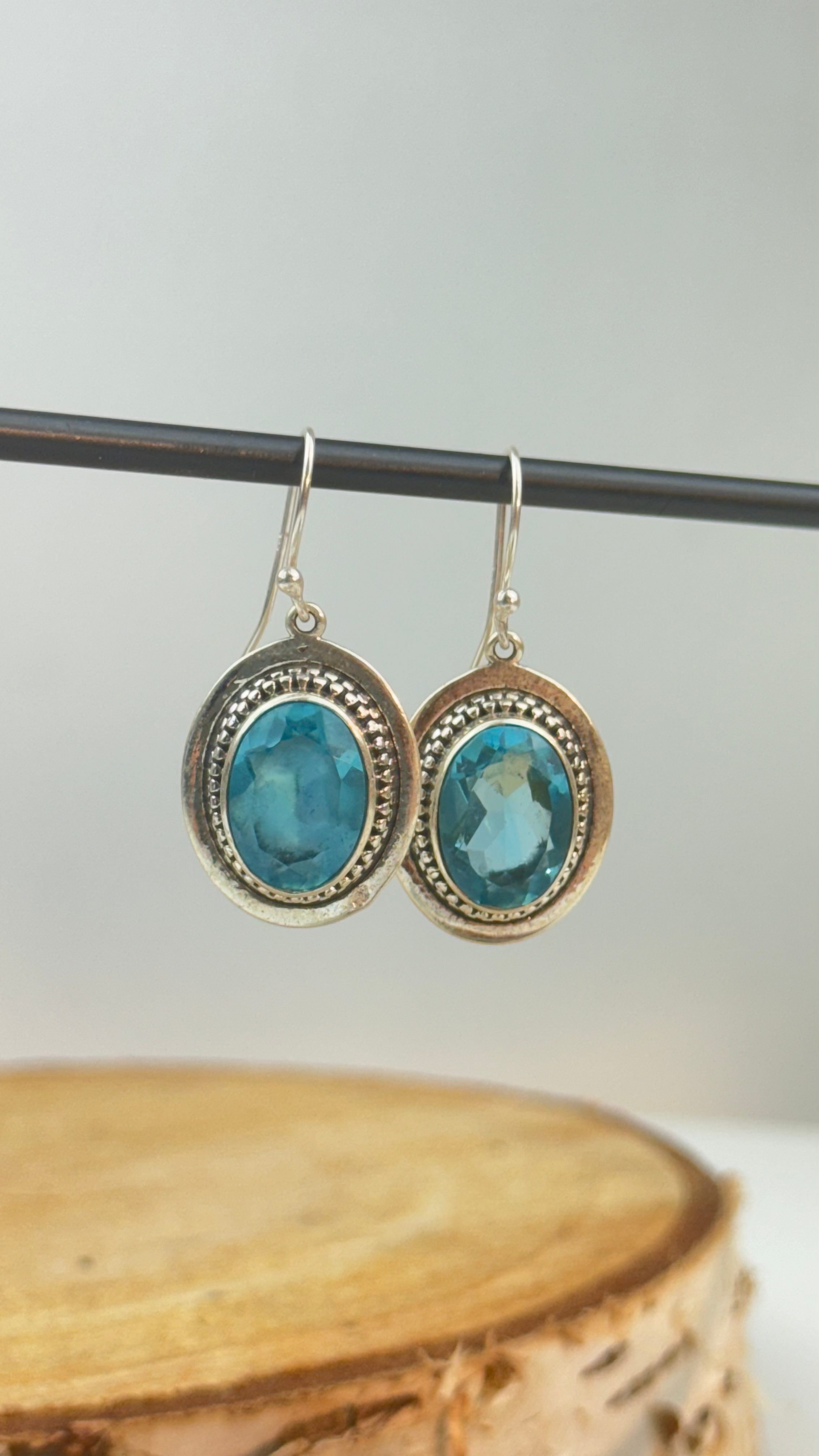 Boucles d’oreilles indienne en argent et topaze bleu