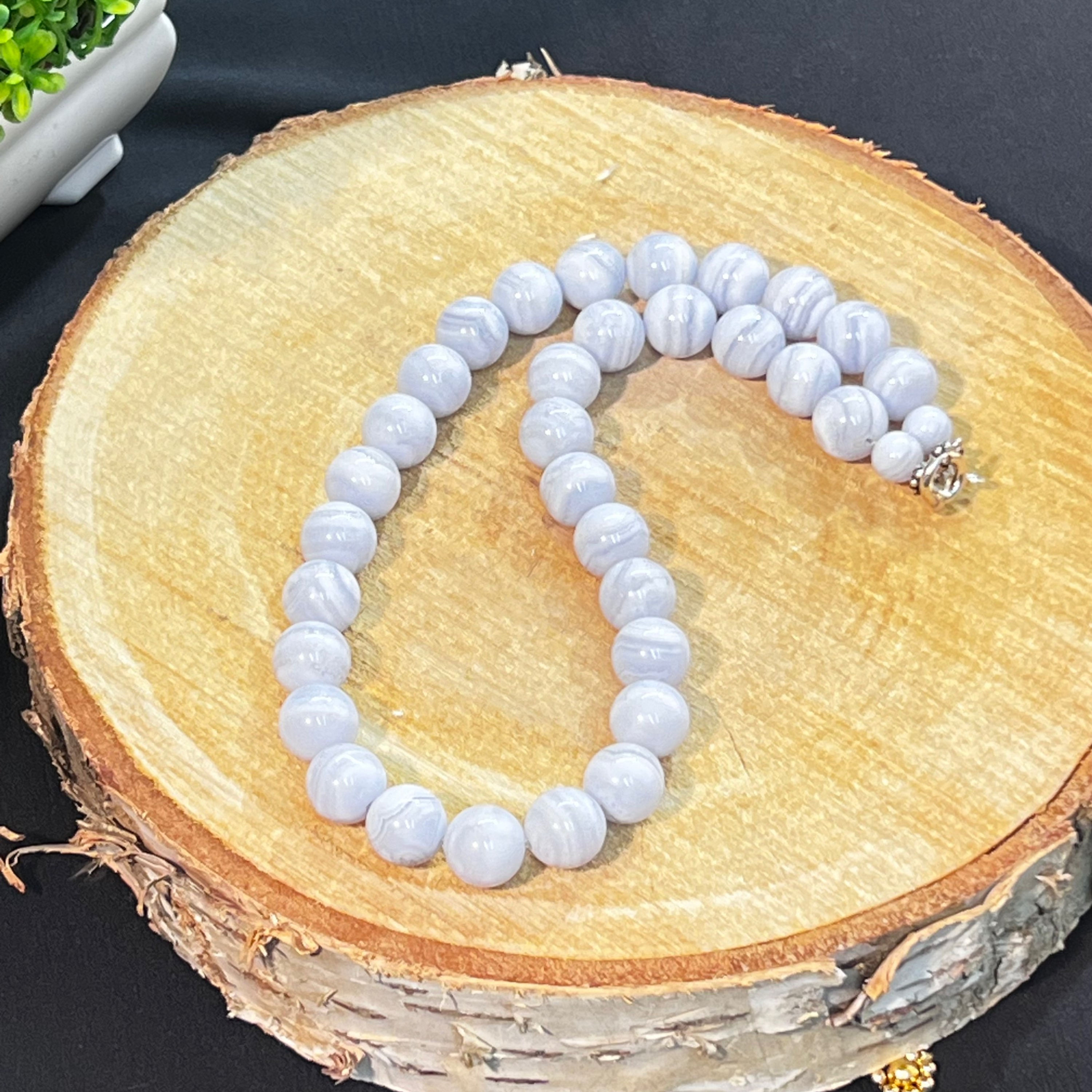 Collier en calcédoine bleue