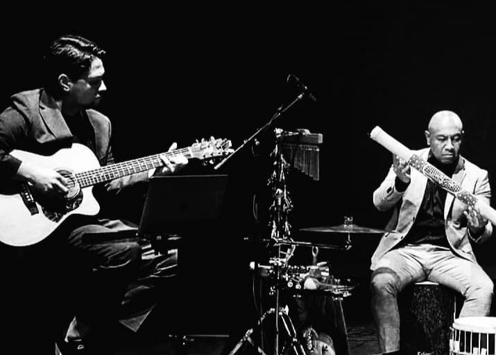 Theatershow | Ons Verhaal | Gitarist Danny Dupont en percussionist Norman Hutuely in actie.