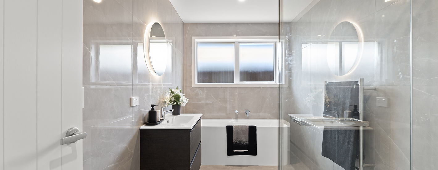 10. Main Bathroom.jpg