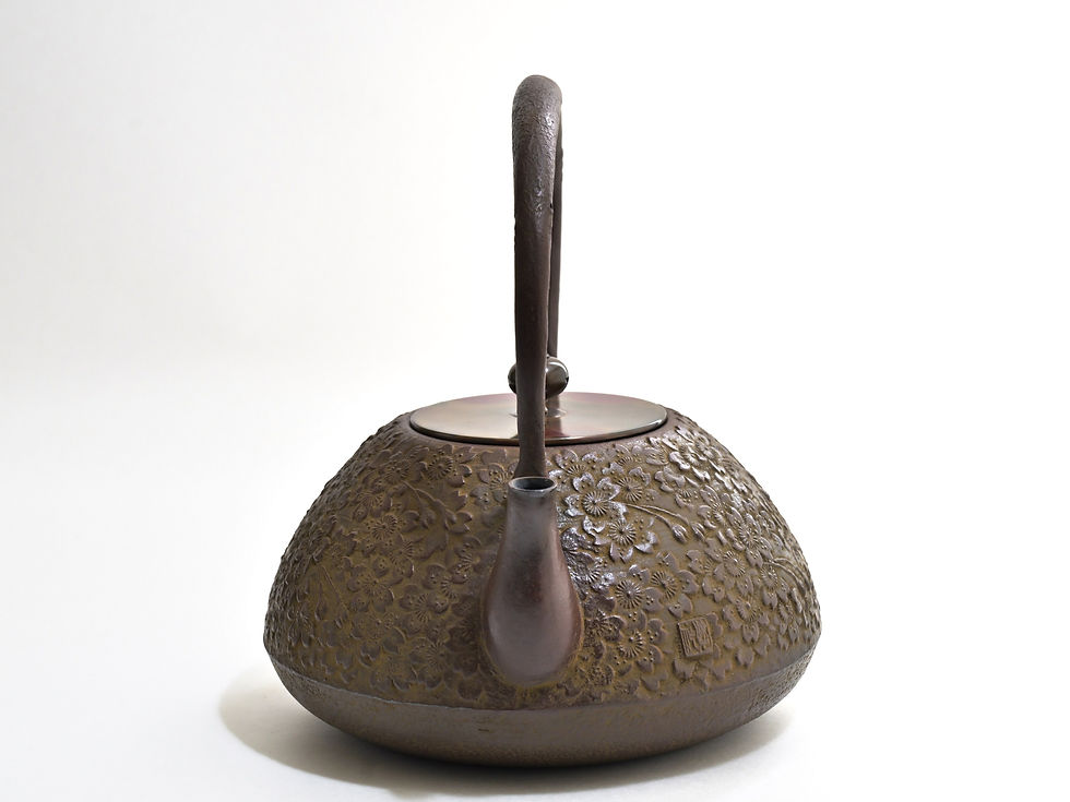 サムネイル： 鉄瓶　宝重桜 (唐銅蓋)　2.0L