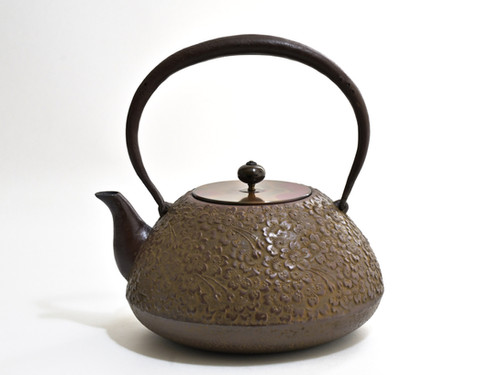 鉄瓶 宝重桜 (唐銅蓋) 2.0L | 南部鉄器 幸工芸 鉄瓶