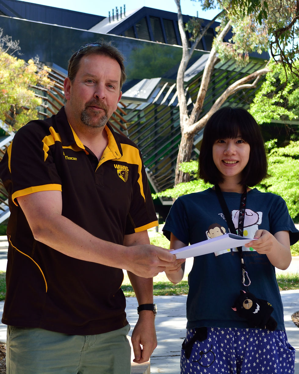 Shao-Yu Lin being presented with Hiroto Naora Award