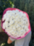 Великий букет з 21 гілки білих хризантем у рожевому папері з атласними стрічками