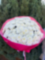 Великий букет з 21 гілки білих хризантем у рожевому папері з атласними стрічками