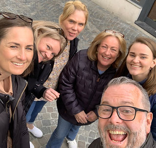 God stemning og samarbeid når lagene konkurrerer i Poengjakten under teambuilding.