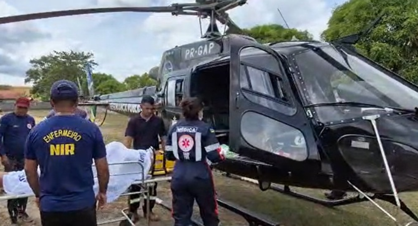 JOVEM CAI DE CERCA DE 5 METROS APÓS CHOQUE ELÉTRICO NO SUL DO AMAPÁ E É SOCORRIDO PELO HELICÓPTERO DO GTA