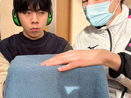 【福山市の福祉事業所うきわく｜感触でワクワク体験】なんか動いた！？うきわく研究所「箱の中身はなんだろな？」