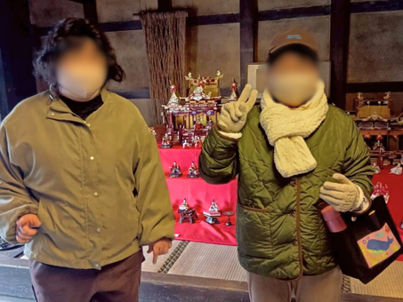 【福山市の福祉活動ブログ】うきわくの移動支援で春の鞆の浦へ|町全体が雛人形に包まれる「鞆・町並ひな祭」を散策