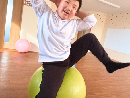 【福山市の多機能型事業所うきわく 放課後等デイサービスの取り組み紹介】福祉の現場から届けるバランスボール活動のリアル