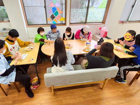 【福山市の生活介護クリスマス特集】うきわくで楽しむ福祉イベント！ステンドグラスアート＆手作りケーキ体験レポート