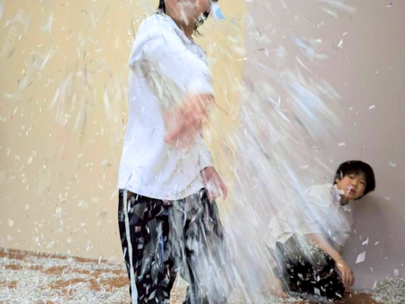 【福山市の福祉施設で体験する冬のワクワク放課後】うきわく放デイの部屋でも雪が降った!紙の雪で遊ぶ特別体験