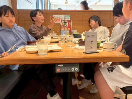 【福山市の福祉×うきわくのリアルな日常】福山市・うきわくの福祉活動でじわっと感じる子どもたちの成長!春休み外食体験レポート