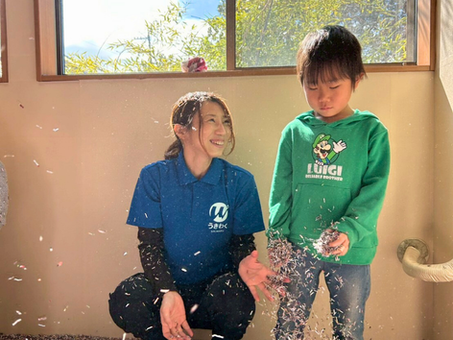 【福山市の福祉施設うきわく|児童発達支援の活動紹介】室内で雪遊び!?シュレッダー紙で大盛り上がりの雪あそび