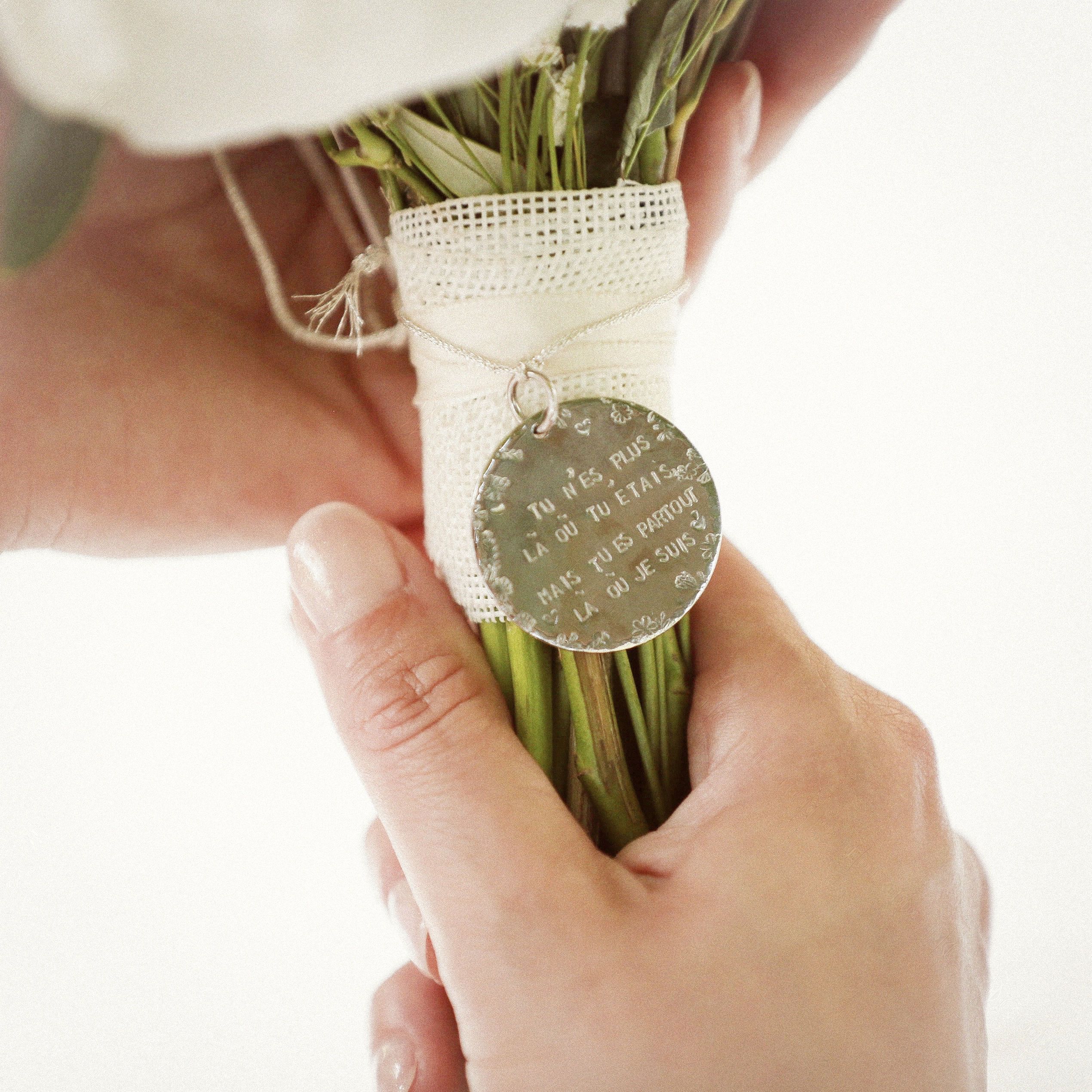 Médaillon de : bouquet de mariée, rétroviseur …